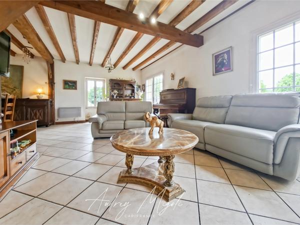 Propriété en pierre avec maison, gîte, 245m², 7 chambres, piscine, 300m² de dépendances, parc de 2,5 hectares