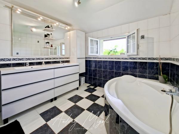 Propriété en pierre avec maison, gîte, 245m², 7 chambres, piscine, 300m² de dépendances, parc de 2,5 hectares