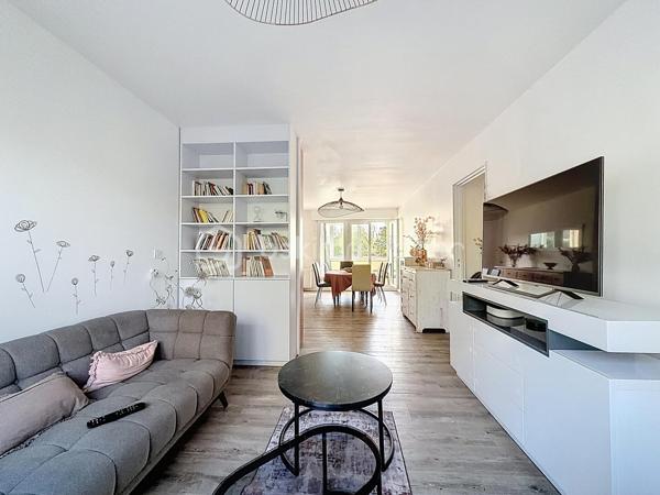 Nous vous proposons cet appartement de 5 pièces situé sur le secteur des Belles Portes qui se compose d'une entrée avec ses rangements, un séjour double avec une loggia, une cuisine équipée, trois belles chambres, une salle d'eau, un wc et une cave. Proche du Tramway, des écoles et des commerces cet appartement sans travaux est idéal pour un jeune couple ou pour un investissement type colocation étudiante. Merci de me contacter pour organiser une visite ou pour plus d'informations.