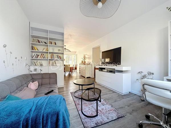 Nous vous proposons cet appartement de 5 pièces situé sur le secteur des Belles Portes qui se compose d'une entrée avec ses rangements, un séjour double avec une loggia, une cuisine équipée, trois belles chambres, une salle d'eau, un wc et une cave. Proche du Tramway, des écoles et des commerces cet appartement sans travaux est idéal pour un jeune couple ou pour un investissement type colocation étudiante. Merci de me contacter pour organiser une visite ou pour plus d'informations.