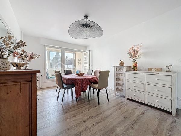 Nous vous proposons cet appartement de 5 pièces situé sur le secteur des Belles Portes qui se compose d'une entrée avec ses rangements, un séjour double avec une loggia, une cuisine équipée, trois belles chambres, une salle d'eau, un wc et une cave. Proche du Tramway, des écoles et des commerces cet appartement sans travaux est idéal pour un jeune couple ou pour un investissement type colocation étudiante. Merci de me contacter pour organiser une visite ou pour plus d'informations.