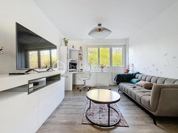 Nous vous proposons cet appartement de 5 pièces situé sur le secteur des Belles Portes qui se compose d'une entrée avec ses rangements, un séjour double avec une loggia, une cuisine équipée, trois belles chambres, une salle d'eau, un wc et une cave. Proche du Tramway, des écoles et des commerces cet appartement sans travaux est idéal pour un jeune couple ou pour un investissement type colocation étudiante. Merci de me contacter pour organiser une visite ou pour plus d'informations.