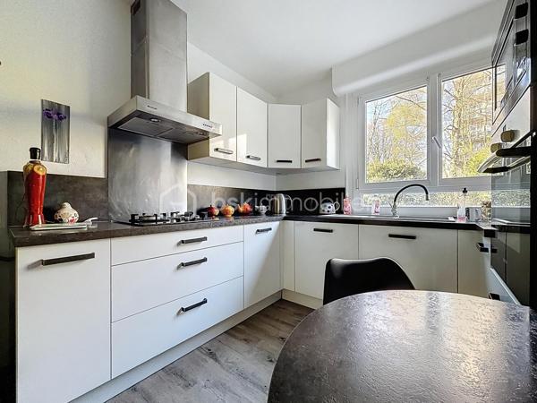 Nous vous proposons cet appartement de 5 pièces situé sur le secteur des Belles Portes qui se compose d'une entrée avec ses rangements, un séjour double avec une loggia, une cuisine équipée, trois belles chambres, une salle d'eau, un wc et une cave. Proche du Tramway, des écoles et des commerces cet appartement sans travaux est idéal pour un jeune couple ou pour un investissement type colocation étudiante. Merci de me contacter pour organiser une visite ou pour plus d'informations.