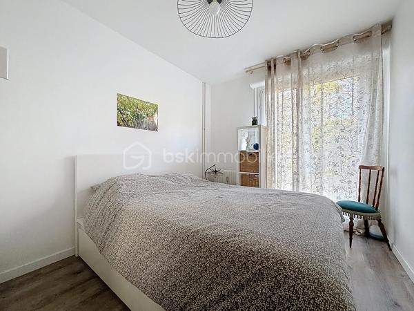 Nous vous proposons cet appartement de 5 pièces situé sur le secteur des Belles Portes qui se compose d'une entrée avec ses rangements, un séjour double avec une loggia, une cuisine équipée, trois belles chambres, une salle d'eau, un wc et une cave. Proche du Tramway, des écoles et des commerces cet appartement sans travaux est idéal pour un jeune couple ou pour un investissement type colocation étudiante. Merci de me contacter pour organiser une visite ou pour plus d'informations.