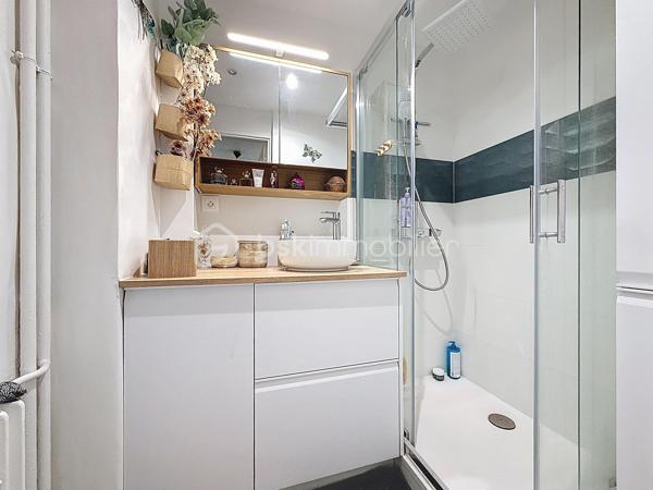 Nous vous proposons cet appartement de 5 pièces situé sur le secteur des Belles Portes qui se compose d'une entrée avec ses rangements, un séjour double avec une loggia, une cuisine équipée, trois belles chambres, une salle d'eau, un wc et une cave. Proche du Tramway, des écoles et des commerces cet appartement sans travaux est idéal pour un jeune couple ou pour un investissement type colocation étudiante. Merci de me contacter pour organiser une visite ou pour plus d'informations.