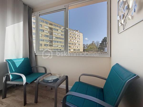 Nous vous proposons cet appartement de 5 pièces situé sur le secteur des Belles Portes qui se compose d'une entrée avec ses rangements, un séjour double avec une loggia, une cuisine équipée, trois belles chambres, une salle d'eau, un wc et une cave. Proche du Tramway, des écoles et des commerces cet appartement sans travaux est idéal pour un jeune couple ou pour un investissement type colocation étudiante. Merci de me contacter pour organiser une visite ou pour plus d'informations.
