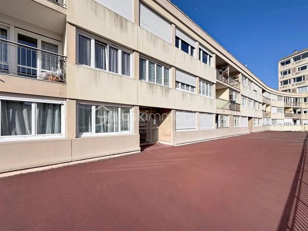 Nous vous proposons cet appartement de 5 pièces situé sur le secteur des Belles Portes qui se compose d'une entrée avec ses rangements, un séjour double avec une loggia, une cuisine équipée, trois belles chambres, une salle d'eau, un wc et une cave. Proche du Tramway, des écoles et des commerces cet appartement sans travaux est idéal pour un jeune couple ou pour un investissement type colocation étudiante. Merci de me contacter pour organiser une visite ou pour plus d'informations.