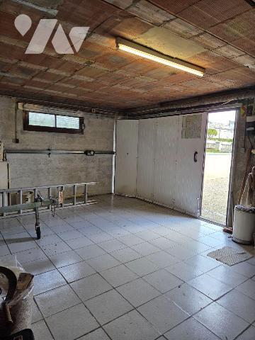VILLAINES-LA-JUHEL (53), pavillon surélevé sur ss-sol de 1976, comprenant entrée, cuisine A/E, ...