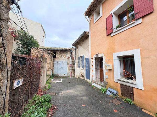 A LOUER CUCURON 84160 MAISON DE VILLAGE TYPE 3 PIECES D'ENVIRON 58M² AVEC CAVE