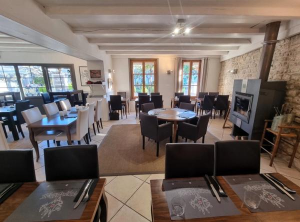 ILE D'OLERON (17), emplacement N°1 ST-PIERRE, A Vendre Fonds commerce Restaurant de charme réputé cœur de ville