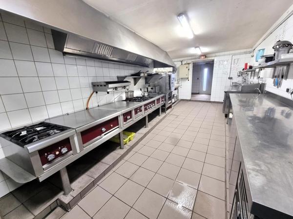 ILE D'OLERON (17), emplacement N°1 ST-PIERRE, A Vendre Fonds commerce Restaurant de charme réputé cœur de ville