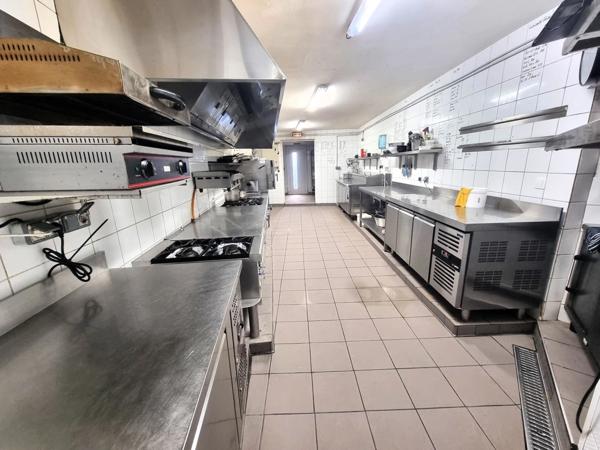 ILE D'OLERON (17), emplacement N°1 ST-PIERRE, A Vendre Fonds commerce Restaurant de charme réputé cœur de ville