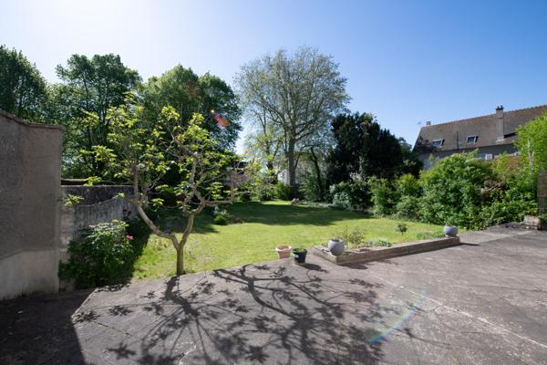 Étampes (91150) Rez-de-jardin de caractère ouvert sur 800 m² de jardin, au calme et à 30 min de Paris