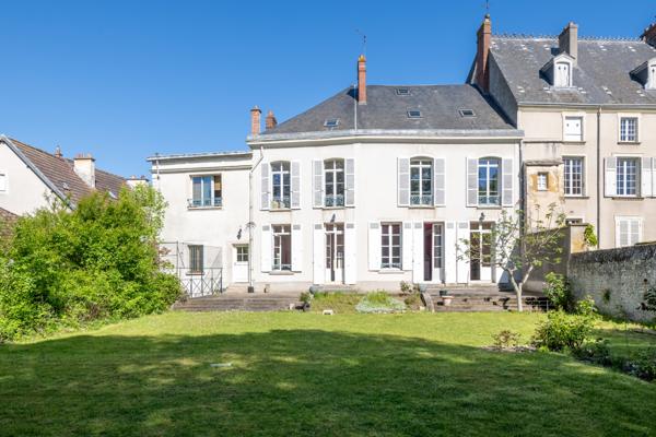 Étampes (91150) Rez-de-jardin de caractère ouvert sur 800 m² de jardin, au calme et à 30 min de Paris