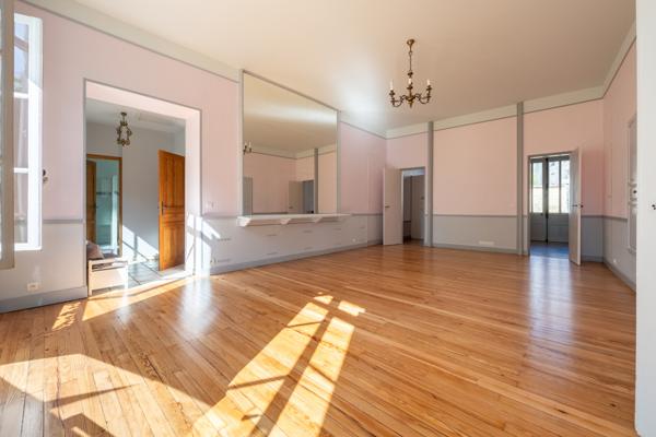 Étampes (91150) Rez-de-jardin de caractère ouvert sur 800 m² de jardin, au calme et à 30 min de Paris