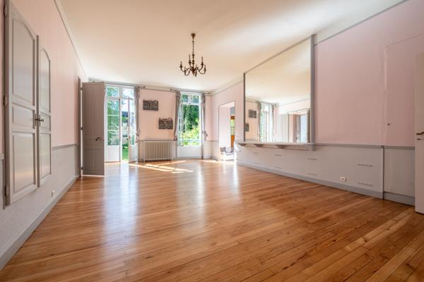 Étampes (91150) Rez-de-jardin de caractère ouvert sur 800 m² de jardin, au calme et à 30 min de Paris