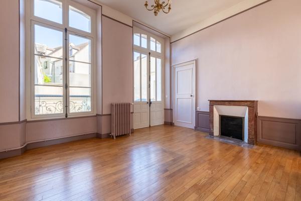 Étampes (91150) Rez-de-jardin de caractère ouvert sur 800 m² de jardin, au calme et à 30 min de Paris