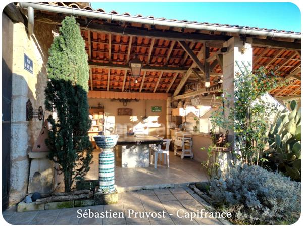 Dpt Dordogne (24), proche de Brantôme, propriété P5 143M2 à vendre, terrain 2438m2, deux grandes dépendances, garage, cuisine d'été.