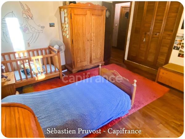 Dpt Dordogne (24), proche de Brantôme, propriété P5 143M2 à vendre, terrain 2438m2, deux grandes dépendances, garage, cuisine d'été.