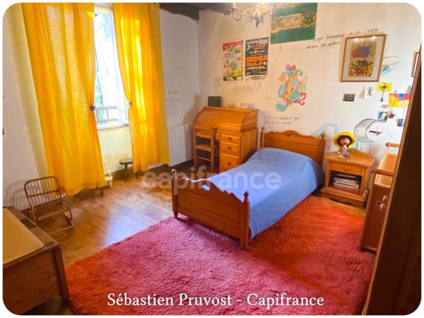 Dpt Dordogne (24), proche de Brantôme, propriété P5 143M2 à vendre, terrain 2438m2, deux grandes dépendances, garage, cuisine d'été.