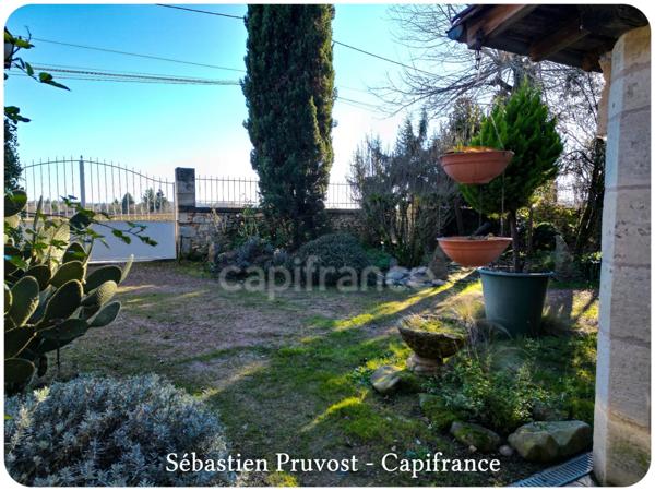 Dpt Dordogne (24), proche de Brantôme, propriété P5 143M2 à vendre, terrain 2438m2, deux grandes dépendances, garage, cuisine d'été.