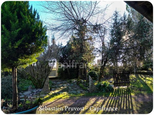 Dpt Dordogne (24), proche de Brantôme, propriété P5 143M2 à vendre, terrain 2438m2, deux grandes dépendances, garage, cuisine d'été.