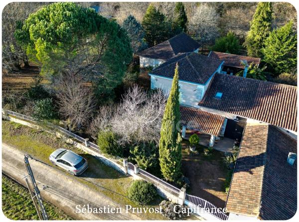 Dpt Dordogne (24), proche de Brantôme, propriété P5 143M2 à vendre, terrain 2438m2, deux grandes dépendances, garage, cuisine d'été.