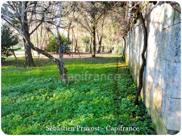 Dpt Dordogne (24), proche de Brantôme, propriété P5 143M2 à vendre, terrain 2438m2, deux grandes dépendances, garage, cuisine d'été.