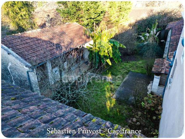 Dpt Dordogne (24), proche de Brantôme, propriété P5 143M2 à vendre, terrain 2438m2, deux grandes dépendances, garage, cuisine d'été.