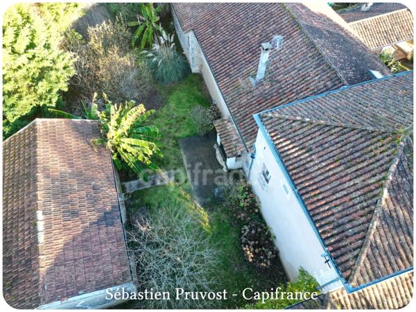 Dpt Dordogne (24), proche de Brantôme, propriété P5 143M2 à vendre, terrain 2438m2, deux grandes dépendances, garage, cuisine d'été.