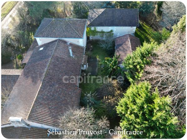 Dpt Dordogne (24), proche de Brantôme, propriété P5 143M2 à vendre, terrain 2438m2, deux grandes dépendances, garage, cuisine d'été.