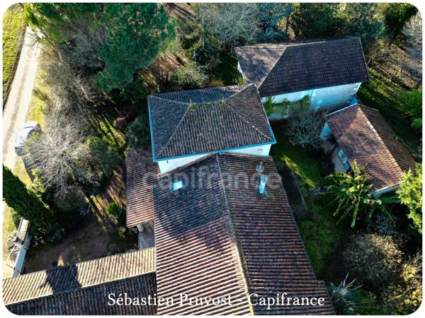 Dpt Dordogne (24), proche de Brantôme, propriété P5 143M2 à vendre, terrain 2438m2, deux grandes dépendances, garage, cuisine d'été.