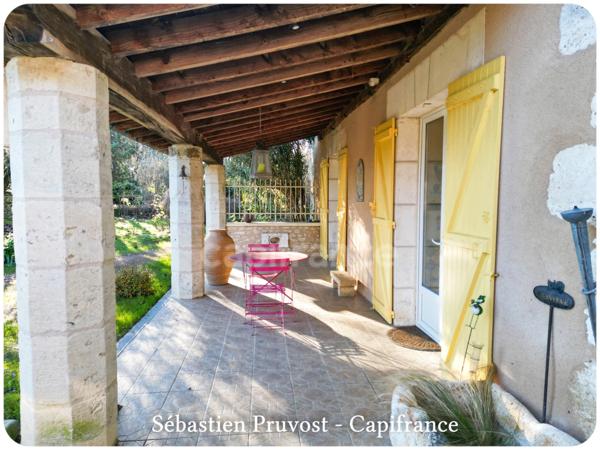 Dpt Dordogne (24), proche de Brantôme, propriété P5 143M2 à vendre, terrain 2438m2, deux grandes dépendances, garage, cuisine d'été.