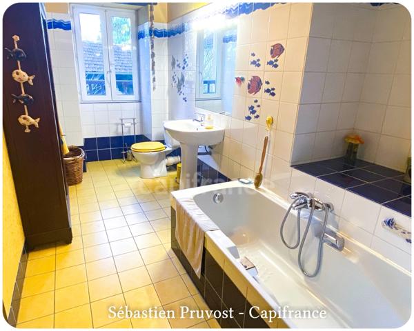 Dpt Dordogne (24), proche de Brantôme, propriété P5 143M2 à vendre, terrain 2438m2, deux grandes dépendances, garage, cuisine d'été.