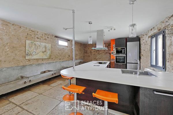 Maison de caractère avec grange aménagée, jardin arboré et piscine