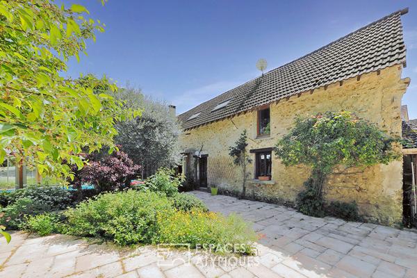 Maison de caractère avec grange aménagée, jardin arboré et piscine