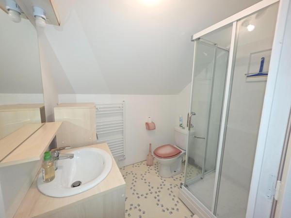 En campagne Baugeoise ! Contemporaine de 2004; 6 chambres , terrain arboré !