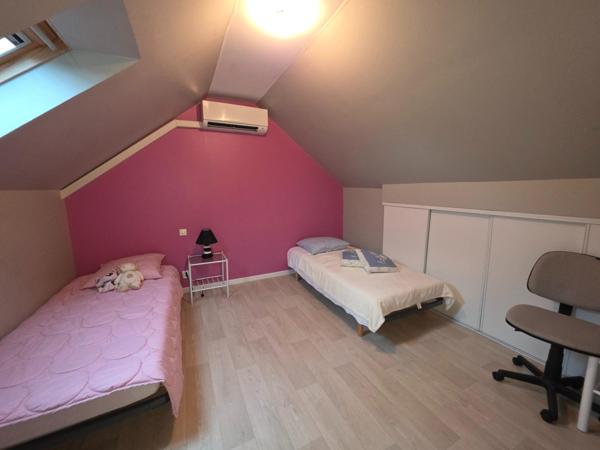 En campagne Baugeoise ! Contemporaine de 2004; 6 chambres , terrain arboré !