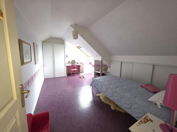 En campagne Baugeoise ! Contemporaine de 2004; 6 chambres , terrain arboré !