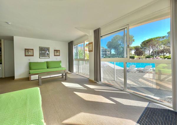 Rez de jardin 3 pièces de 60m² dans une résidence avec piscine et complexe sportif