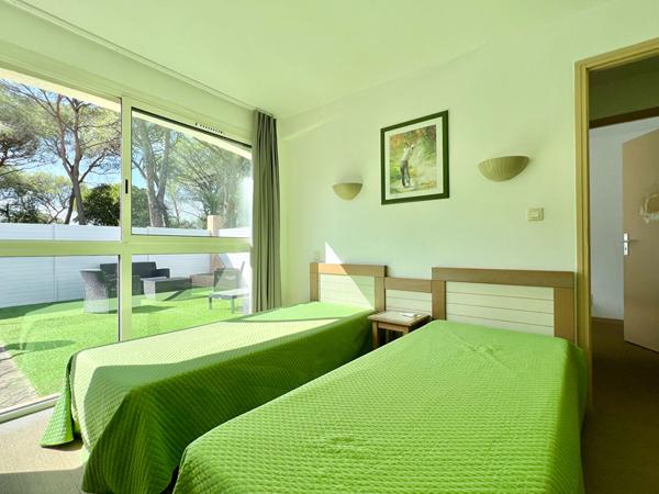 Rez de jardin 3 pièces de 60m² dans une résidence avec piscine et complexe sportif