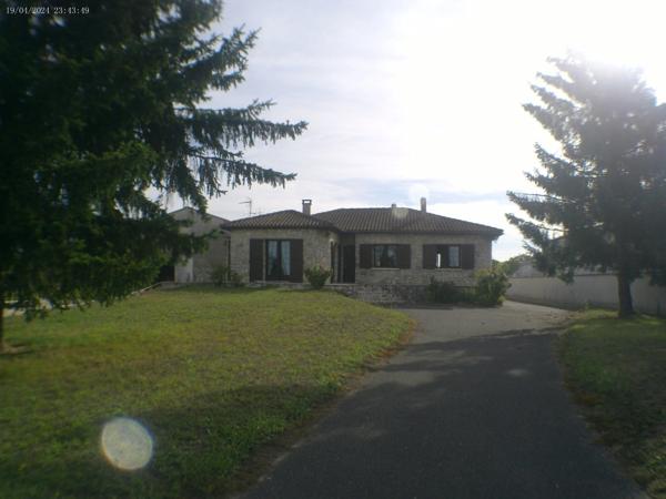 CHATEAUBERNARD A Vendre Maison en Pierre
