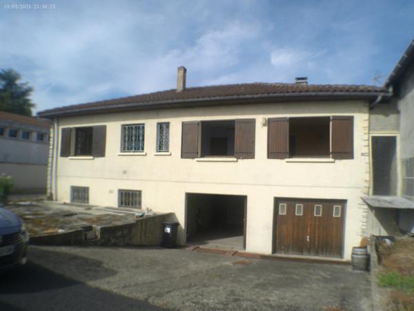 CHATEAUBERNARD A Vendre Maison en Pierre