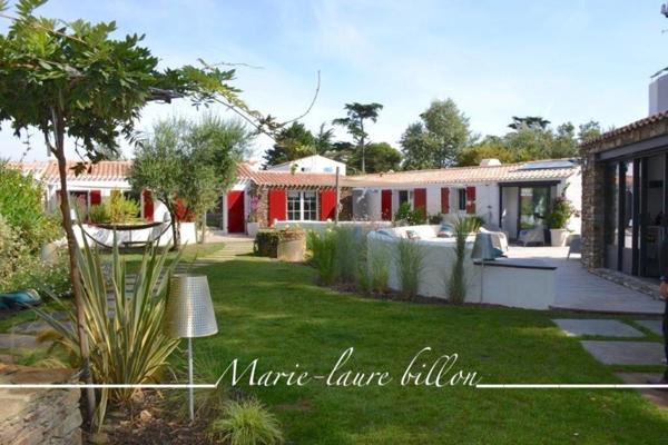 Propriété d'exception à vendre 9 pièces sur L'ILE D'YEU (85), ensemble immobilier de 2 maisons, pièce avec spa, jardin et garage.