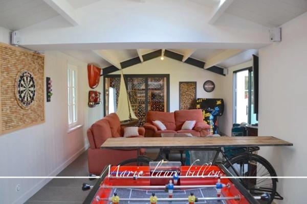 Propriété d'exception à vendre 9 pièces sur L'ILE D'YEU (85), ensemble immobilier de 2 maisons, pièce avec spa, jardin et garage.