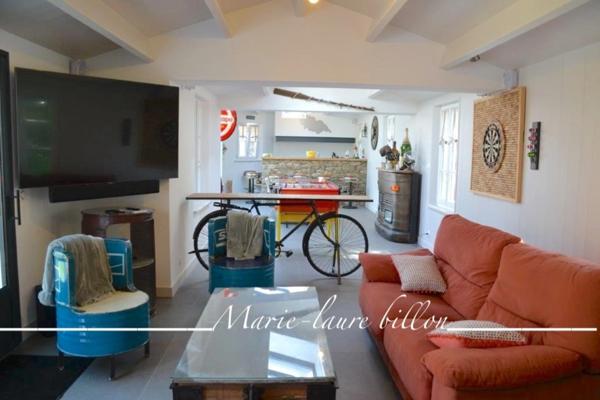 Propriété d'exception à vendre 9 pièces sur L'ILE D'YEU (85), ensemble immobilier de 2 maisons, pièce avec spa, jardin et garage.