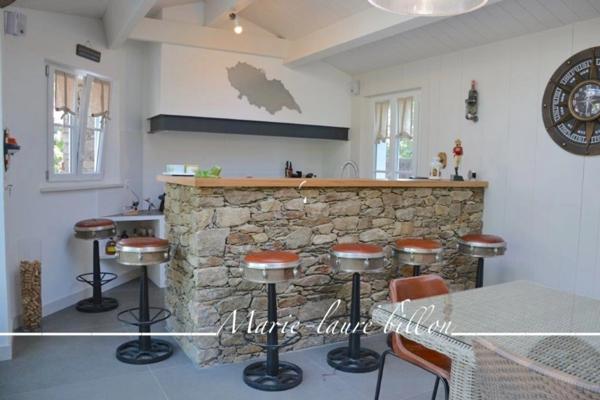 Propriété d'exception à vendre 9 pièces sur L'ILE D'YEU (85), ensemble immobilier de 2 maisons, pièce avec spa, jardin et garage.