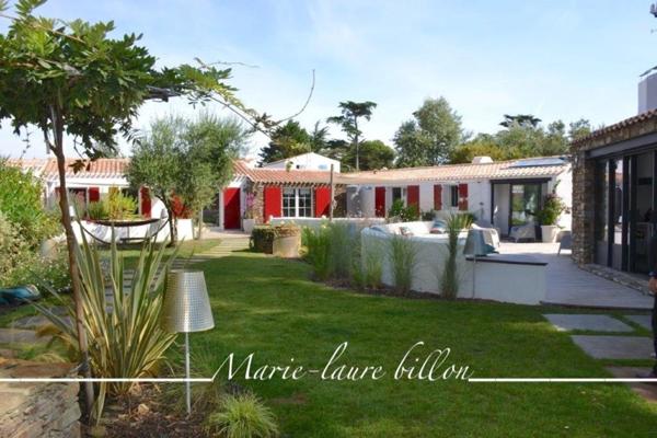 Propriété d'exception à vendre 9 pièces sur L'ILE D'YEU (85), ensemble immobilier de 2 maisons, pièce avec spa, jardin et garage.