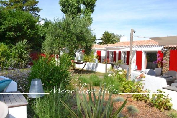 Propriété d'exception à vendre 9 pièces sur L'ILE D'YEU (85), ensemble immobilier de 2 maisons, pièce avec spa, jardin et garage.