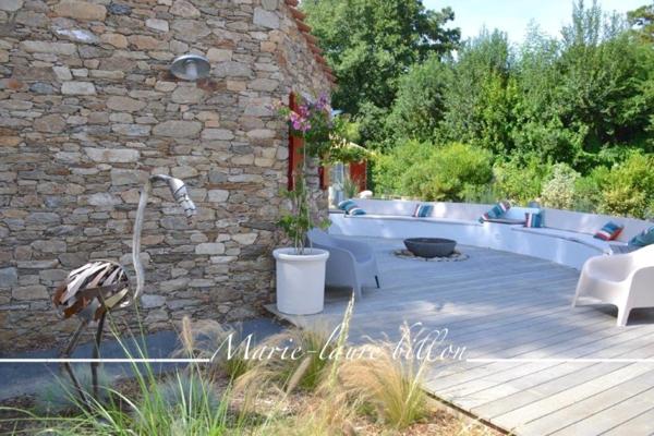 Propriété d'exception à vendre 9 pièces sur L'ILE D'YEU (85), ensemble immobilier de 2 maisons, pièce avec spa, jardin et garage.